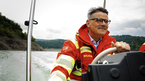 Ein Mann fährt auf einem Boot.