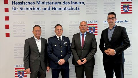 Frankfurts Polizeipräsident Stefan Müller, Leiter des 1. Polizeireviers Stefan Müller, Innenminister Roman Poseck und Landespolizeipräsident Felix Paschek Vier Männer stehen in Anzügen nebeneinander.